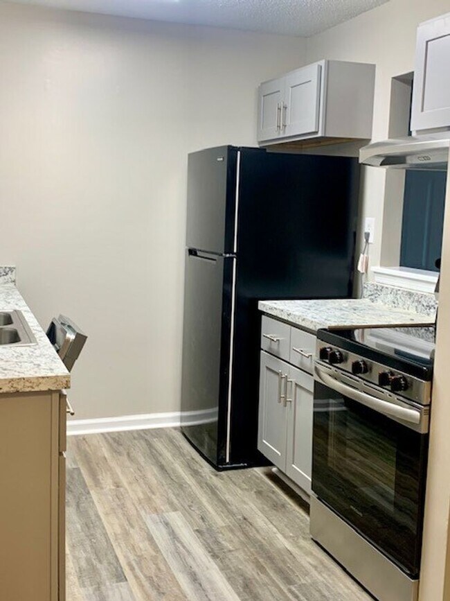 Foto del edificio - Adorable 2 bedroom 1 bath Condominium in Charlestown Square