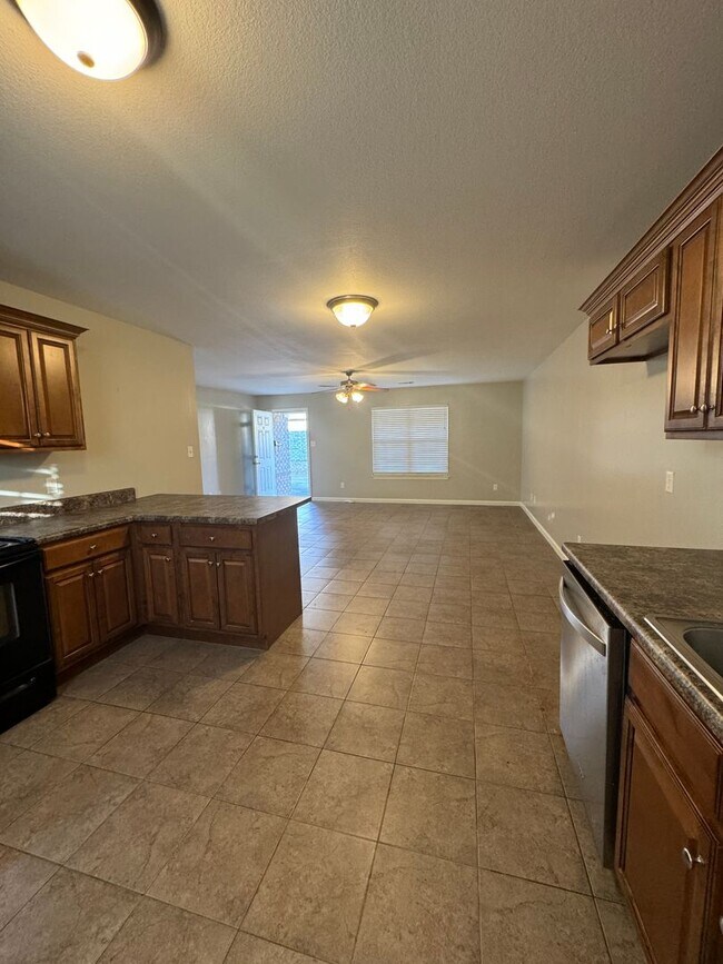Building Photo - 2 Bed / 2 Bath Downtown Move In Ready