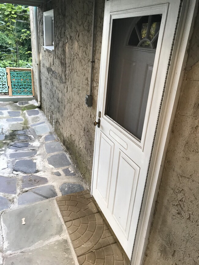 Entrada - 63 Hancock Ave