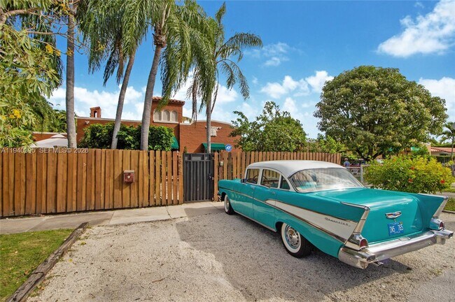 Foto del edificio - 2985 SW 13th St