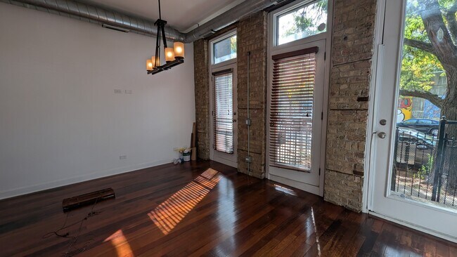 Foto del edificio - 1222 W Hubbard St
