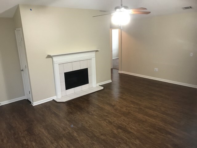 Foto del edificio - 18 Bluelake Blvd