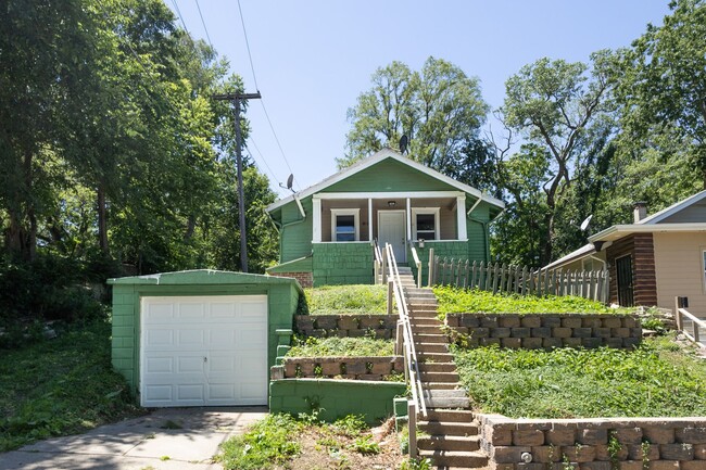 Building Photo - A Great 3BD/1BA Home That Has Been Renovated