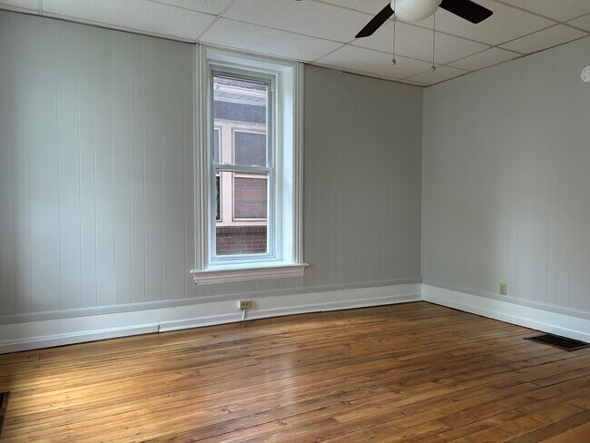 Foto del edificio - 352 E Bald Eagle St