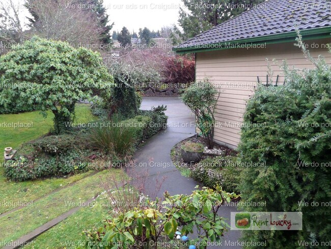 Foto del edificio - INCREDIBLE VIEWS!! Large 2-Bedroom + Den Duplex with 3-Car Garage in Fantastic Federal Way Neighb...