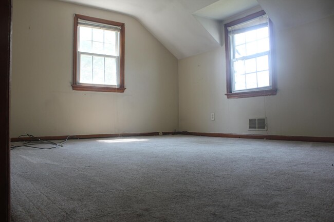 Building Photo - 371 Forest Rd