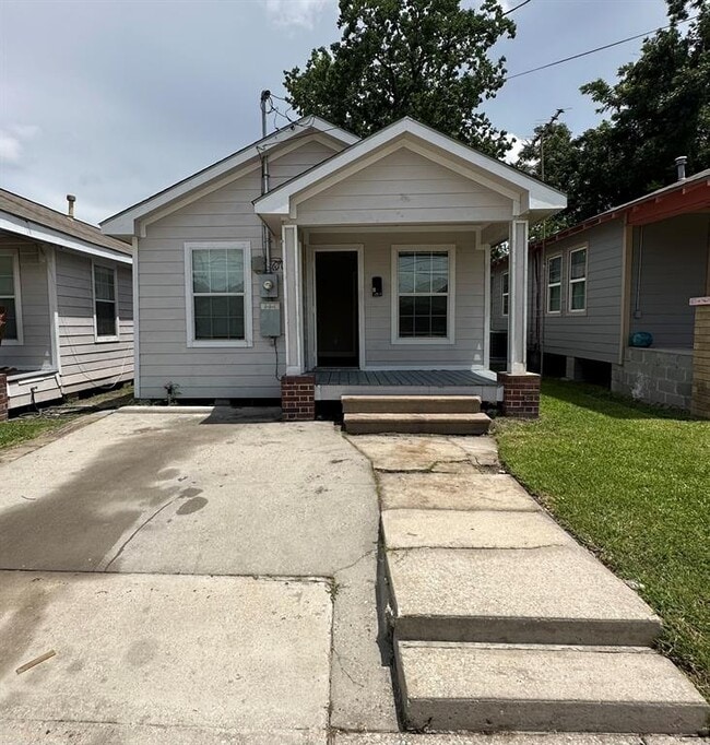 Building Photo - 6723 Avenue Q