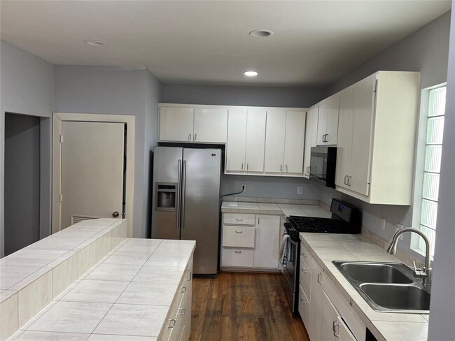 Building Photo - 8672 Meadowcroft Dr