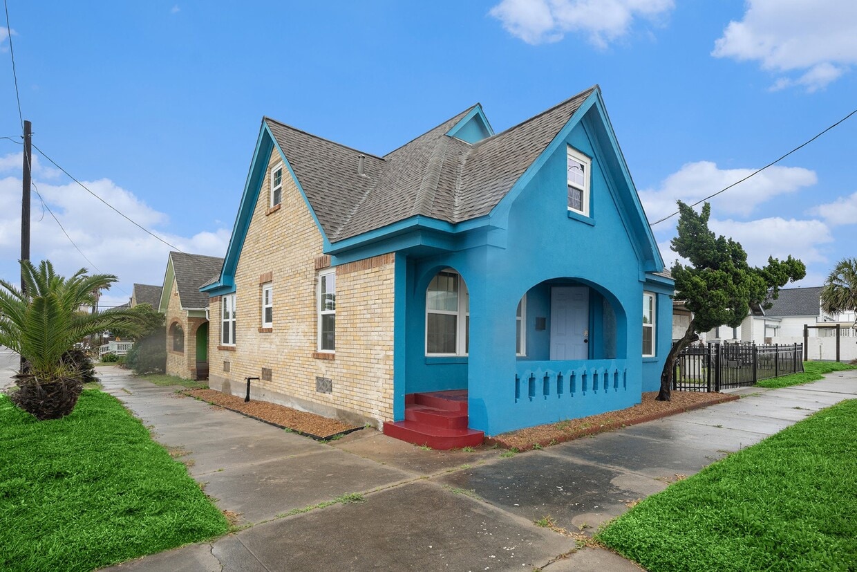 Foto principal - 1028 Ave M 1/2