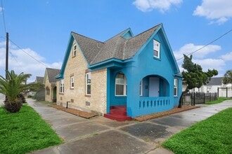 Building Photo - 1028 Ave M 1/2
