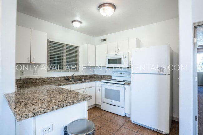 Building Photo - 884 E 700 N