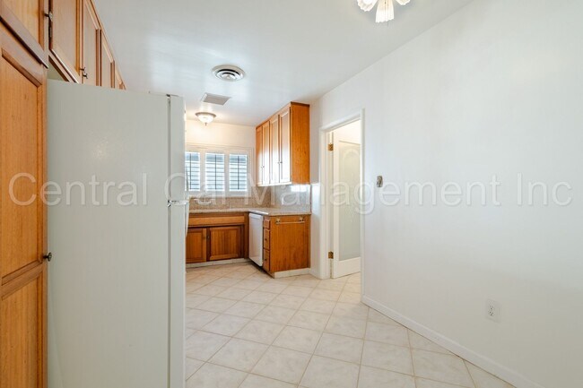 Building Photo - 3 Bedroom/2 Bath Home - $1995 per month!