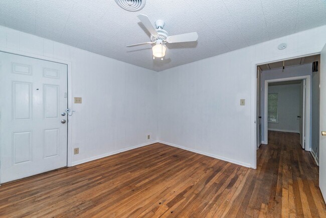 Foto del edificio - 3-BEDROOM NORTHRIDGE PARK DUPLEX