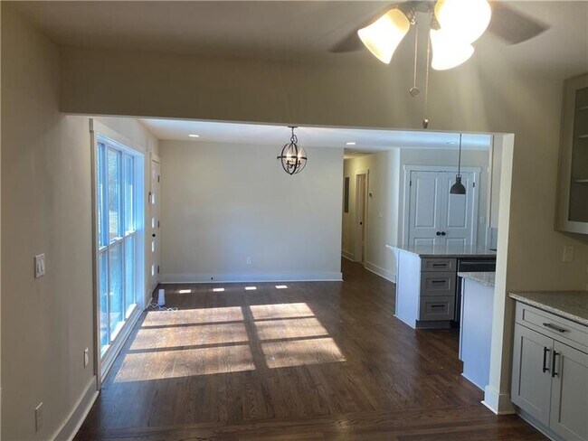 Building Photo - 2360 Collier Dr