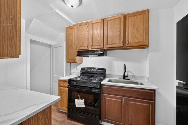 Building Photo - 1642 Rosedale St NE