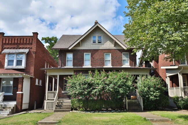 Building Photo - Central Campus - LARGE 4 Bedroom House with off-street parking