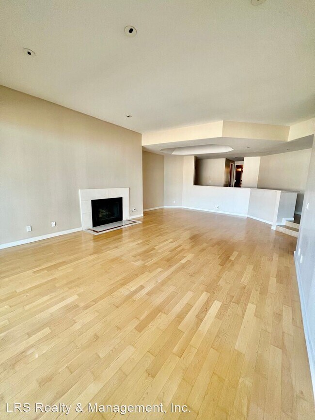 Building Photo - 2 br, 2.5 bath House - 750 S. Bundy Dr.  #207
