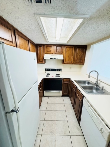Building Photo - 1320 Bluffview Dr