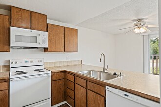Building Photo - 653 Myrtine St