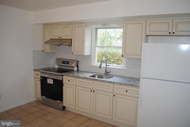 Building Photo - 1097 Russell Rd