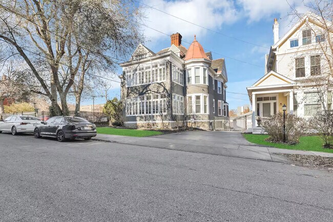 Hermoso vecindario histórico y transitable en Walnut Hills. Propiedad totalmente renovada. - 1104 Cross Ln