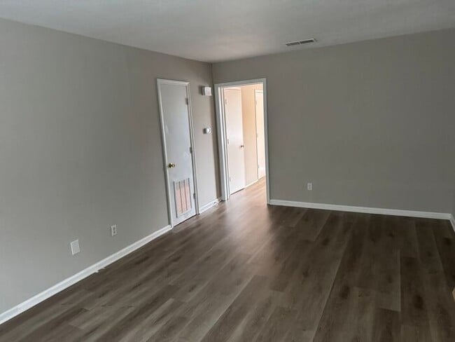 Building Photo - Brick Townhouse near downtown Concord!