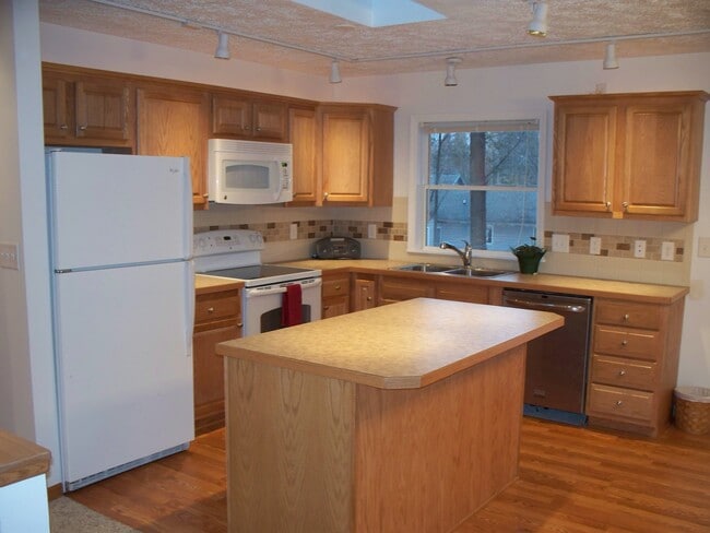 Kitchen - 4290 Baywood Dr