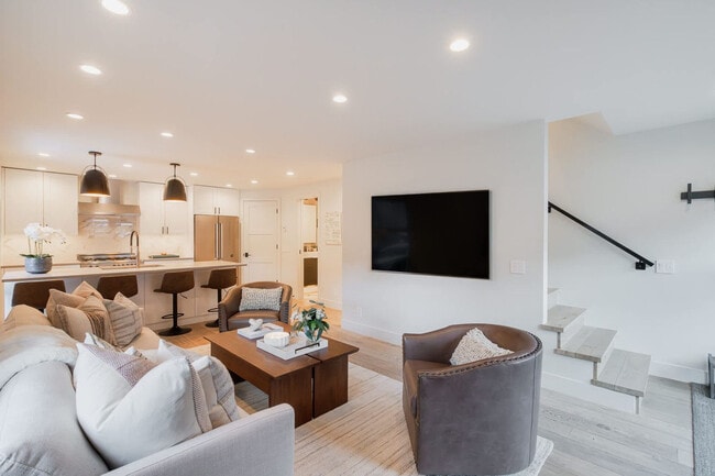 Building Photo - 800 E Hyman Ave