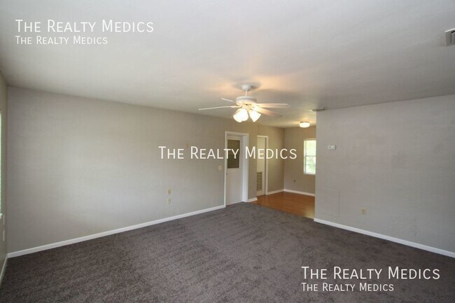Foto del edificio - Lovely 2 Bedroom, 1 Bathroom Home in Deland!!