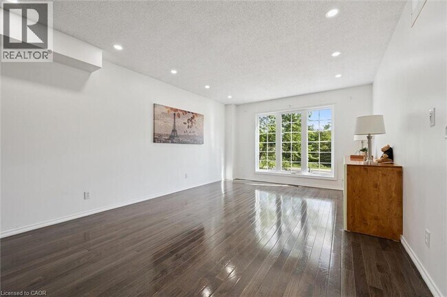 Photo du bâtiment - 600 White Elm Blvd