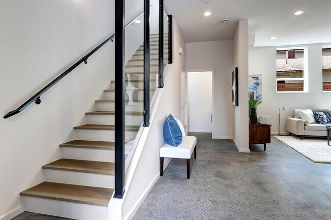 Building Photo - Beautiful 3 Bedroom 2 Bath Home in the Hea...