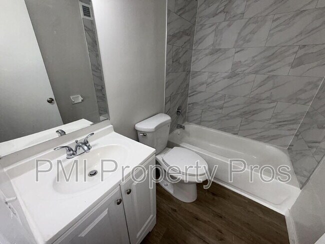 Foto del edificio - 7701 W Hampton Ave