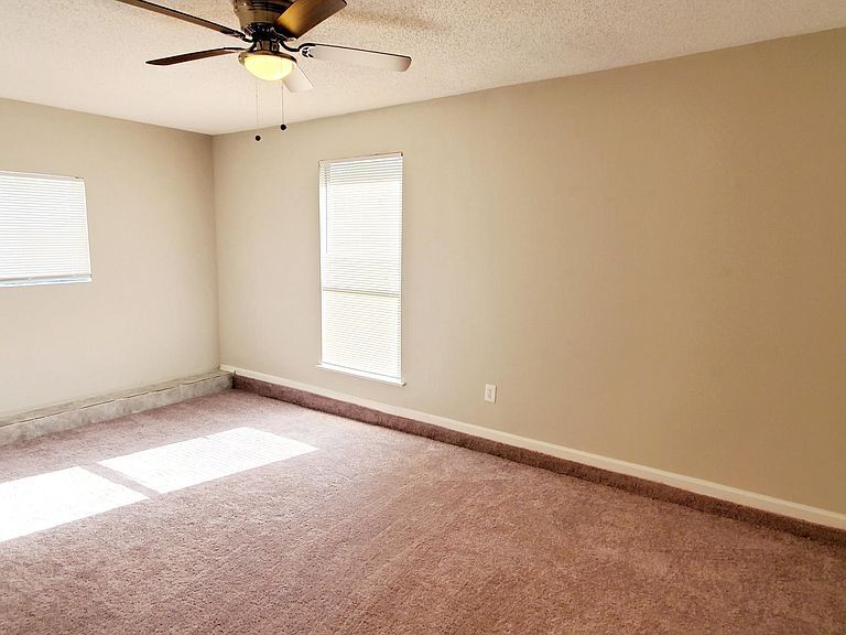 Bonus room/4th possible BR with new flooring, paint, and ceiling fan! - 1300 Bay Hill Blvd.