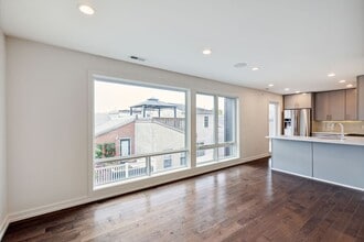 Building Photo - 708-10 S Sartain St