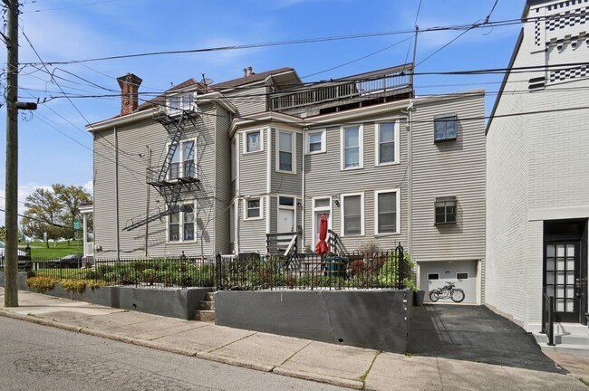Building Photo - 1220 Louden St