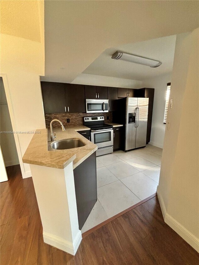 Foto del edificio - 8955 Wiles Rd