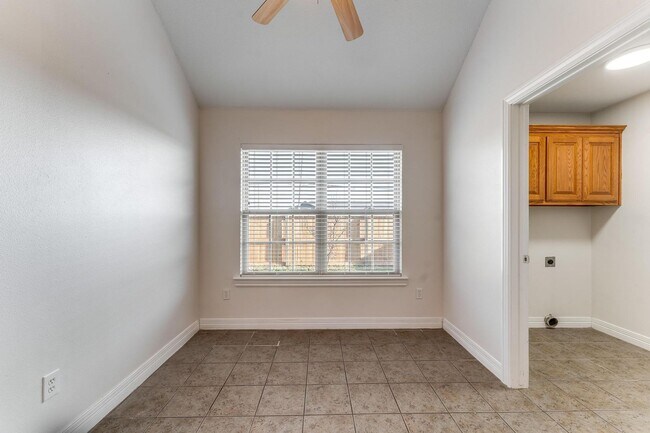 Foto del edificio - Welcome to this stunning 4-bedroom, 2-bathroom