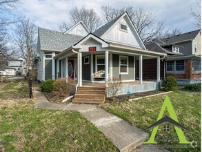 Building Photo - 921 N Temple Ave