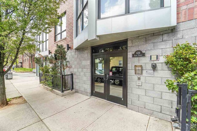 Building Photo - 636 5th St