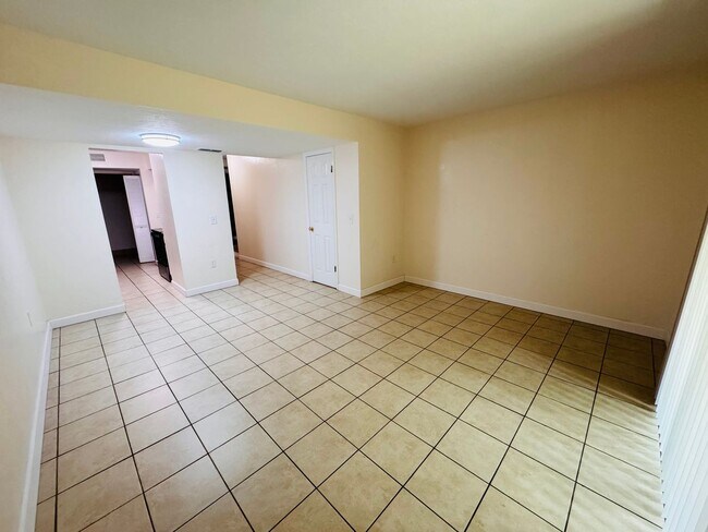 Building Photo - SW Gainesville Condo