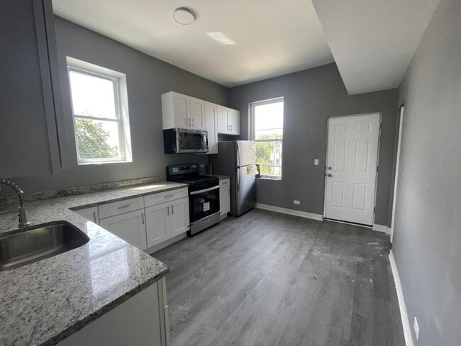 Building Photo - 2 bedroom in Chicago IL 60623
