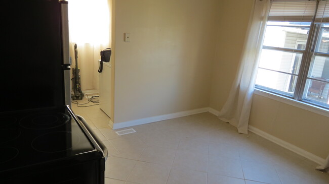 Kitchen - 1248 Schiller Ave