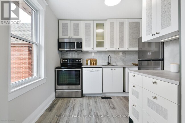 Photo du bâtiment - 34 Barrington Ave