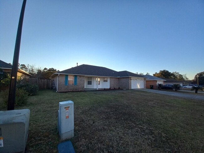 Foto del edificio - Large 3/2 Family Home that is Conveniently located off Blue Angel PKWY