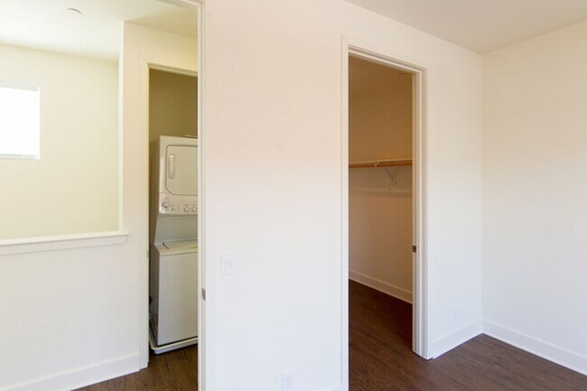 Building Photo - 2224 Emily St