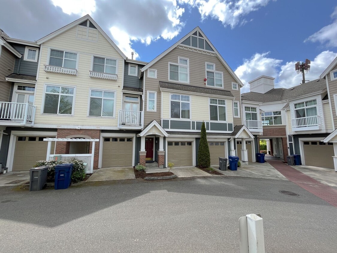 Primary Photo - Huge, Updated 2 bed 2.5 bath Issaquah High...