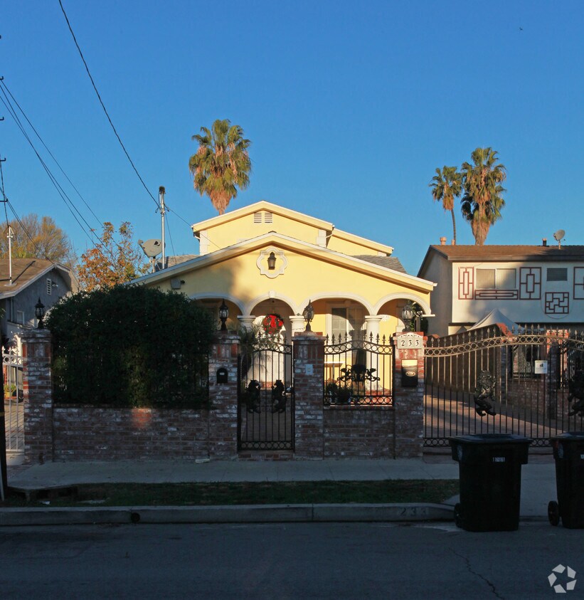Building Photo - 233 W Elm Ave