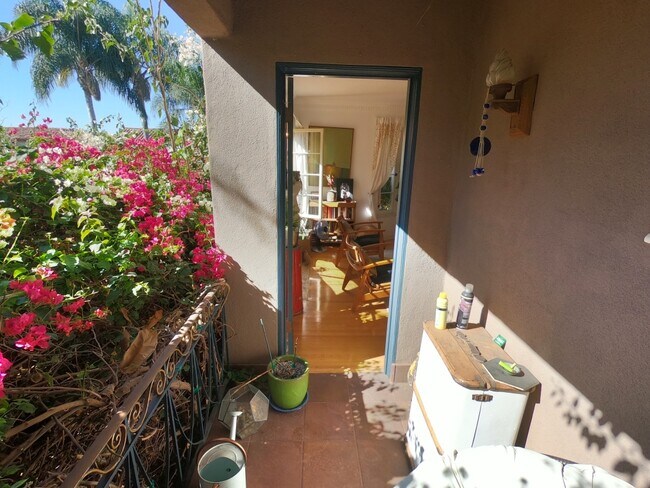 Building Photo - 428 N Sierra Bonita Ave