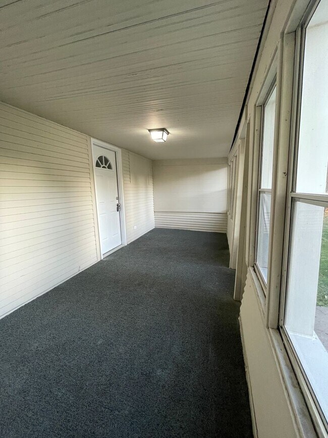 Building Photo - 2 Bedroom/ 1 Bath Home!