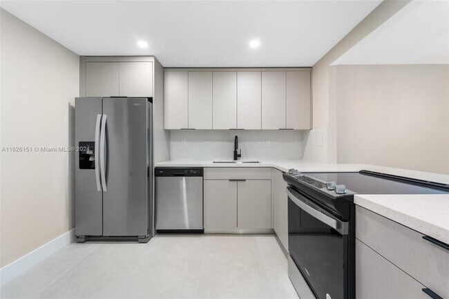Building Photo - 1420 Brickell Bay Dr